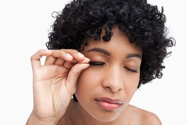14 Dicas e Truques de como Colocar Cílios Postiços 1
