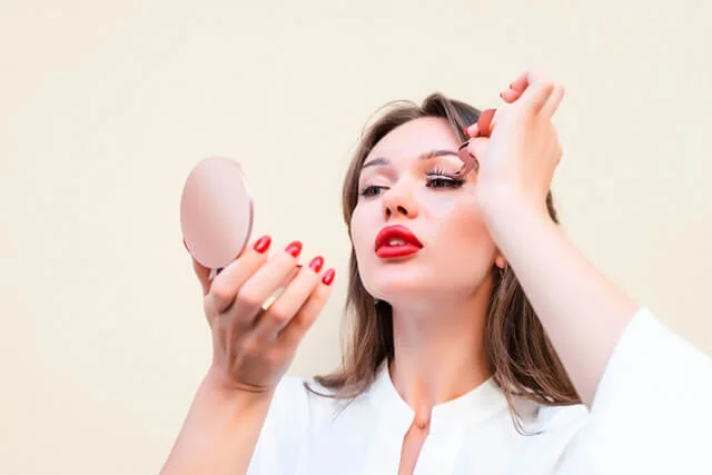 14 Dicas e Truques de como Colocar Cílios Postiços 2