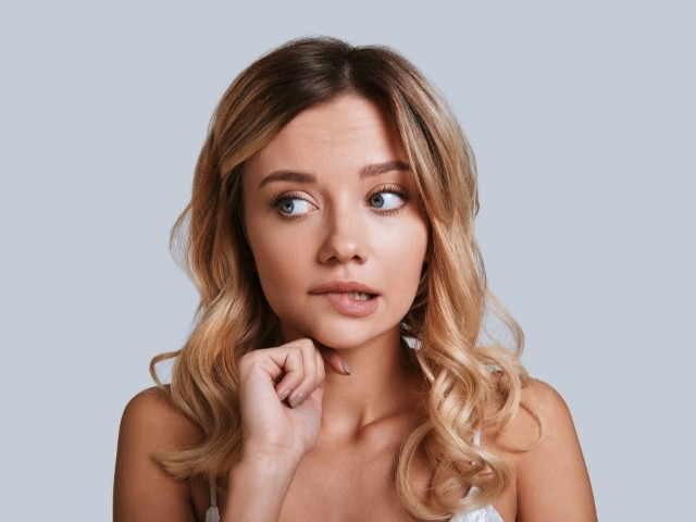 Mulher com rosto pensativo.