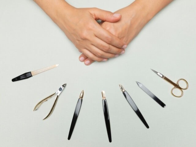 Materiais de trabalho limpos em cima da mesa de uma manicure profissional