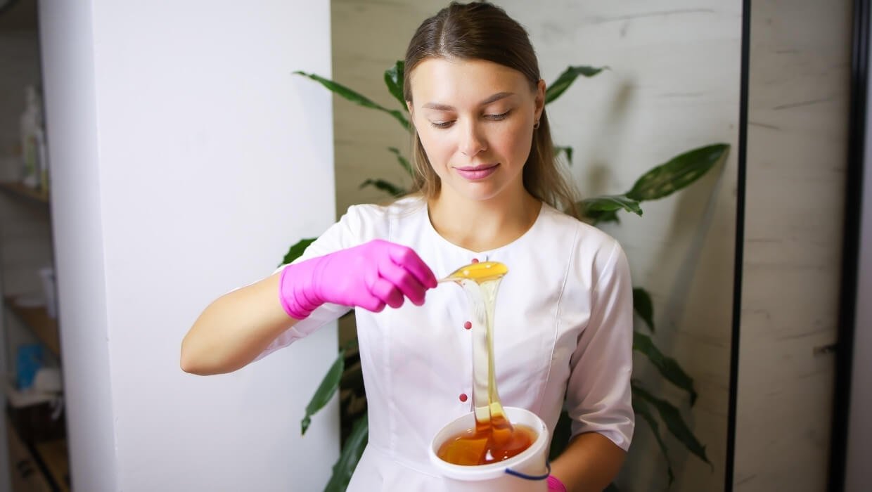 Profissional preparando cera- artigo cursos de depilação online