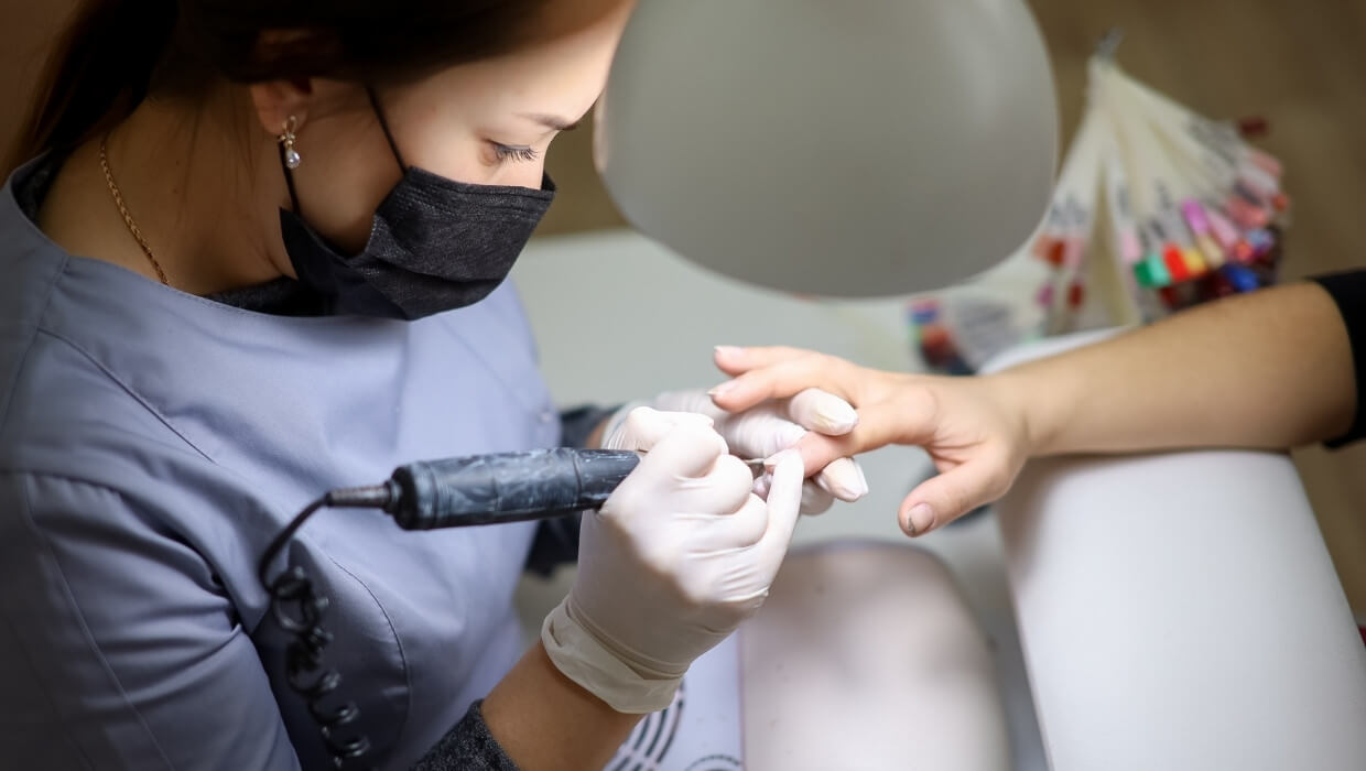 Profissional nail designer trabalhando concentrada